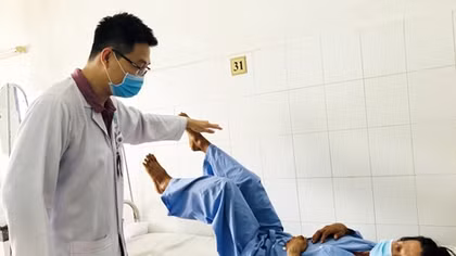Phẫu thuật thành công bệnh nhân gãy nát đốt sống lưng do ngã khi leo dừa