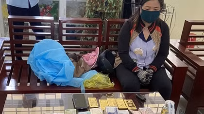 Người phụ nữ vận chuyển trái phép 5kg nghi là vàng