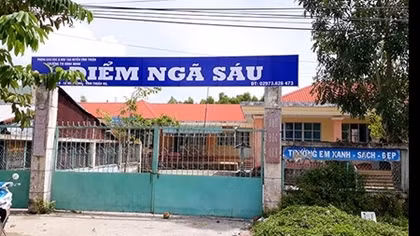 Trên 100 học sinh không thể vào trường vì cổng bị khóa 
