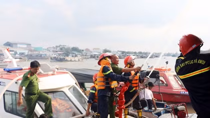 Cháy lớn tại cơ sở sản xuất dầu chai chét ghe bên bờ Chợ nổi Cái Răng