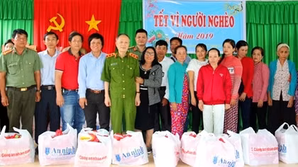 Mang sắc xuân đến với bà con khó khăn vùng Tây Nam bộ