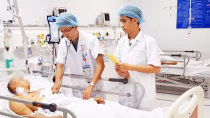 Giận vợ, tự dùng dao đâm xuyên thấu tim