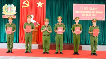 Trường Trung cấp CSND III bế giảng khóa K11