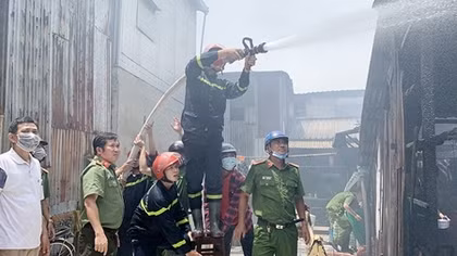 Bí thư Tỉnh ủy và Giám đốc Công an trực tiếp chỉ đạo chữa cháy tại hiện trường