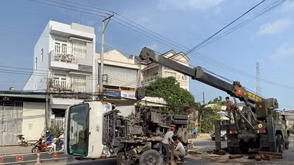 Đang chạy, xe tải bất ngờ gãy trục, lật xoay ngang trên quốc lộ 91