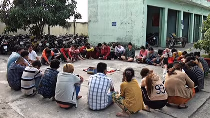 30 quý bà cùng 10 quý ông ăn thua tiền triệu trên chiếu bạc