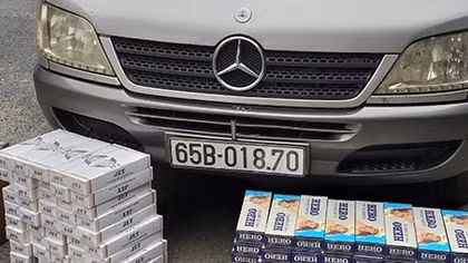Giấu gần 1.600 bao thuốc lá lậu trong xe khách