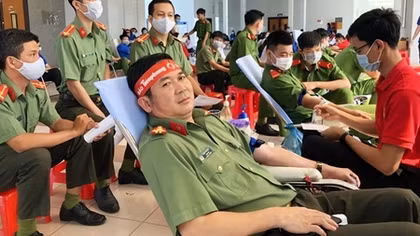 Giám đốc Công an tỉnh cùng 100 CBCS hiến máu tình nguyện