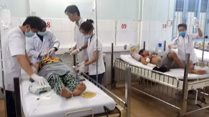 Một gia đình bị ngộ độc nặng nghi do ăn cá nóc