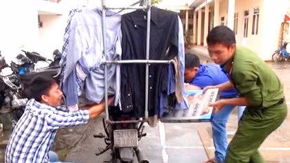 Giả làm người bán quần áo cũ để vận chuyển hàng lậu