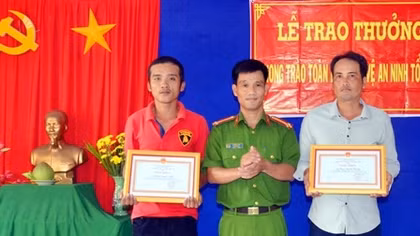 Tặng giấy khen cho 2 người dân cảnh giác bắt trộm lúc nửa đêm