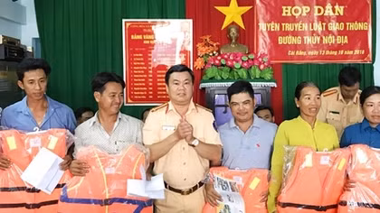Tuyên truyền về an toàn giao thông đường thủy cho tiểu thương Chợ nổi Cái Răng