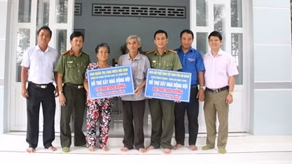 Công an tỉnh An Giang bàn giao nhà nghĩa tình đồng đội