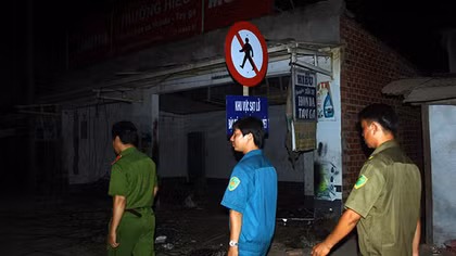 Trắng đêm bảo vệ an toàn cho dân tại khu vực sạt lở tỉnh An Giang