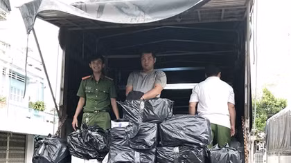 Giấu thuốc lá lậu trong 32 tấn đường cát có hóa đơn