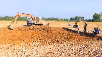Bắt quả tang chủ lò gạch tổ chức khai thác trái phép đất