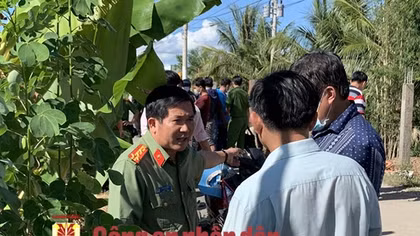 Vận chuyển 51 kg kim loại nghi là vàng qua biên giới