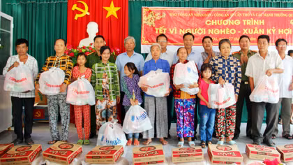 “Tết vì người nghèo” mang sắc Xuân về huyện nông thôn Cờ Đỏ