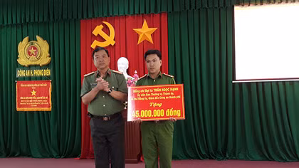 Trao tặng nhà cho CBCS gặp khó khăn về nhà ở