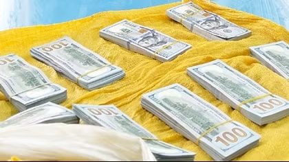 Chuyển 86.200 USD qua biên giới với giá 200.000 đồng 