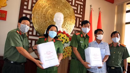 Tặng khẩu trang, cồn y tế cho người dân và lực lượng làm nhiệm vụ