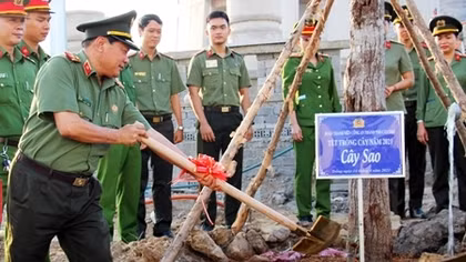 Công an TP Cần Thơ phát động phong trào trồng cây xanh