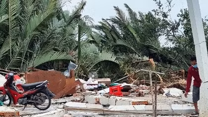 Giông lốc làm 15 người bị thương, 64 căn nhà hư hại