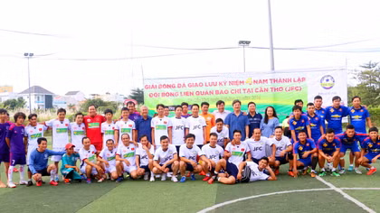 Tranh tài sôi nổi tại Giải bóng đá nghĩa tình người làm báo miền Tây