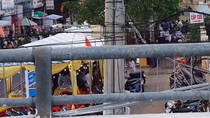 Dựng rạp chiếm đường giao thông tổ chức đám cưới trước bệnh viện