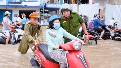 Công an Cần Thơ giúp dân “vượt” triều cường