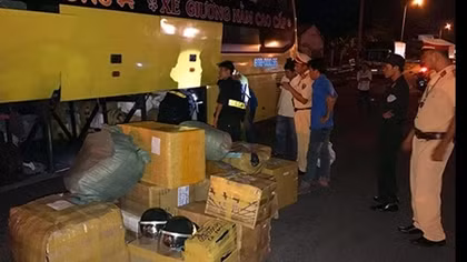36 thùng hàng không hóa đơn trên xe khách có xuất xứ từ Trung Quốc 