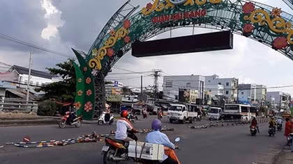 Xe chở công nhân nổ lốp, mất lái đụng “bay” hàng rào chắn