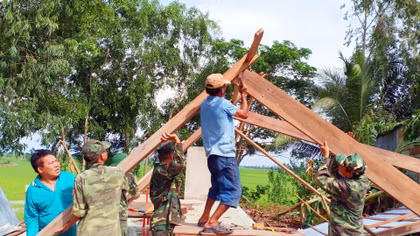 Lốc xoáy làm sập, tốc mái 156 căn nhà ở An Giang