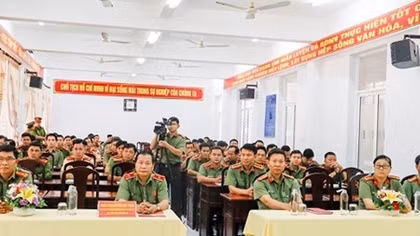 Công an TP Cần Thơ tập huấn điều lệnh, bắn súng, võ thuật CAND