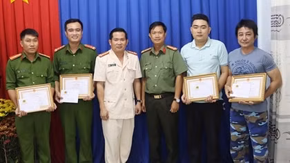 Khen thưởng 2 cán bộ Công an và người dân bắt cướp trong đêm giao thừa 