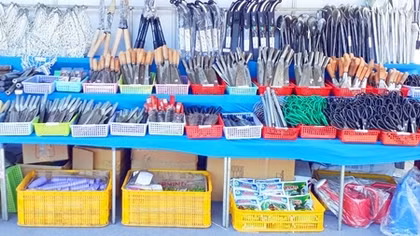 Xuất hiện gian hàng bán dao kéo, đồ gỗ tại Hội sách TP Cần Thơ 