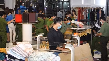 Thu giữ hàng trăm sản phẩm thời trang không nguồn gốc, trị giá hàng tỷ đồng