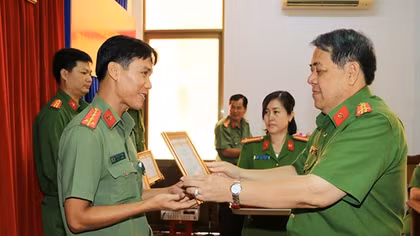 Khen thưởng CBCS triệt xóa băng nhóm gây ra 100 vụ trộm và tiêu thụ xe máy