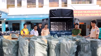 Liên tiếp bắt giữ các vụ vận chuyển thuốc lá lậu bằng ô tô tại ĐBSCL