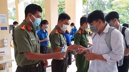 Thí sinh tỉnh Hậu Giang "đội mưa" đến điểm thi