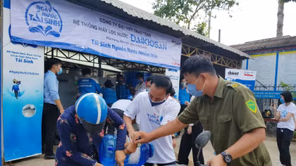 Lắp đặt hệ thống máy lọc nước miễn phí cho người dân vùng hạn mặn
