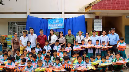 Báo CAND tặng áo phao, tập cho học sinh vùng lũ