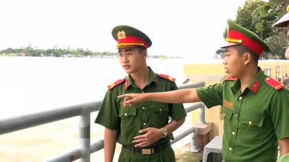 Chiến sĩ Cảnh sát lao xuống sông Hậu cứu người phụ nữ tự tử