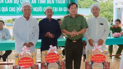 Giám đốc Công an tỉnh An Giang tặng quà đồng bào Chăm nhân dịp Tết Roya Haji