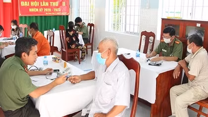 Khám bệnh, cấp phát thuốc miễn phí cho 200 người nghèo