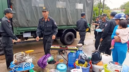 Tiểu đoàn CSCĐ Phú Quốc giúp người dân tránh giông lốc, triều cường