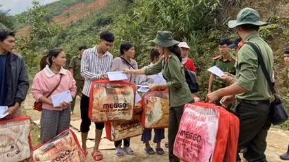 Đoàn Thanh niên Công an tỉnh Bến Tre tặng quà, hỗ trợ đồng bào miền Trung