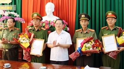Khen thưởng các đơn vị giải quyết nhanh vụ nổ súng tại Cần Thơ