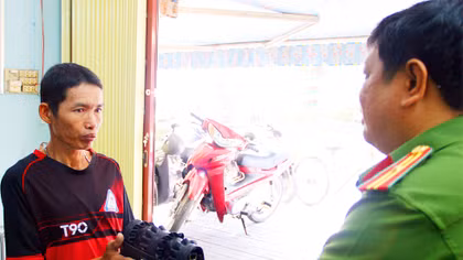 Người bán giày thuê không ham của rơi