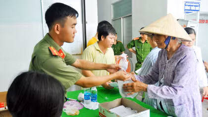 Thăm khám, phát thuốc cho người dân vùng nông thôn